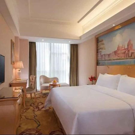 Vienna Hotel Shenzhen Baoneng City Plaza Exterior photo